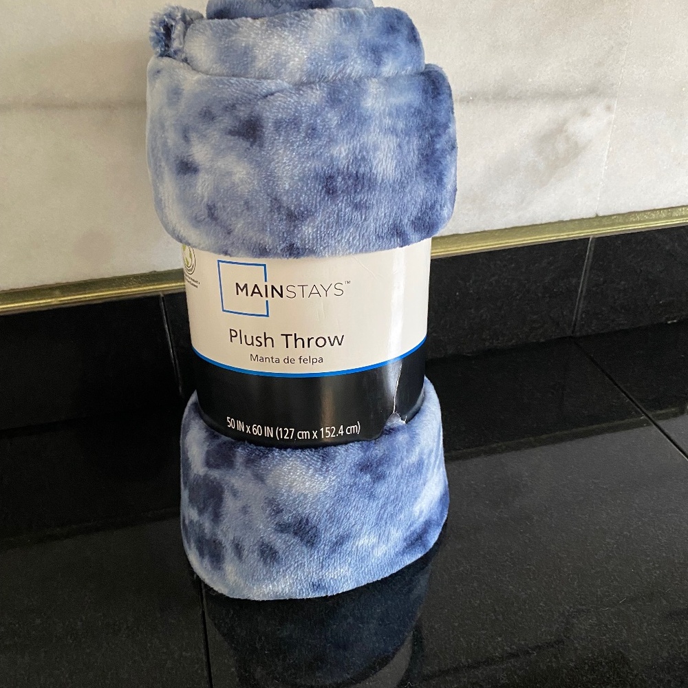 Mainstay  Plush Throw